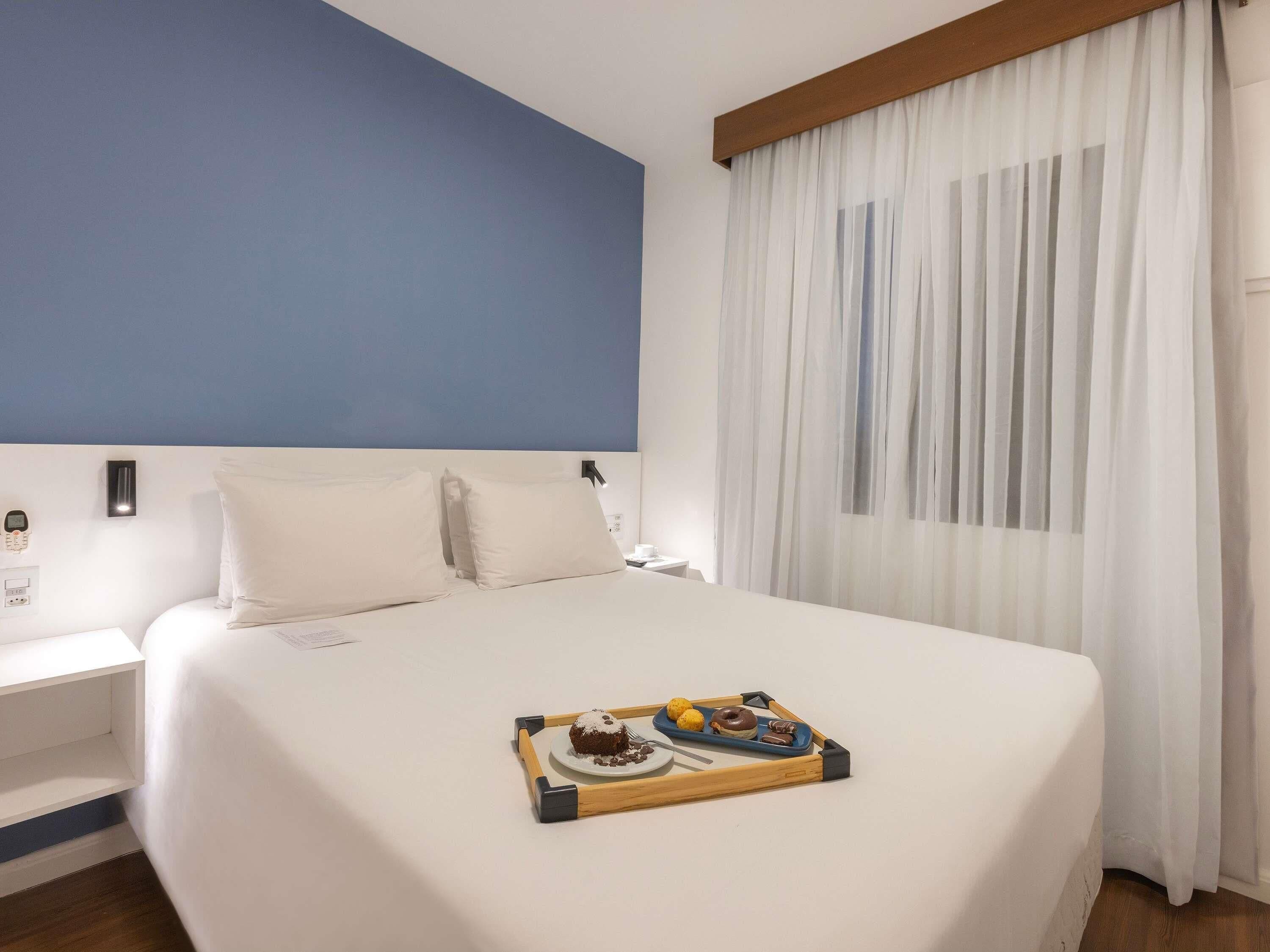 Een minibar, een kluis op de kamer, individueel gedecoreerd