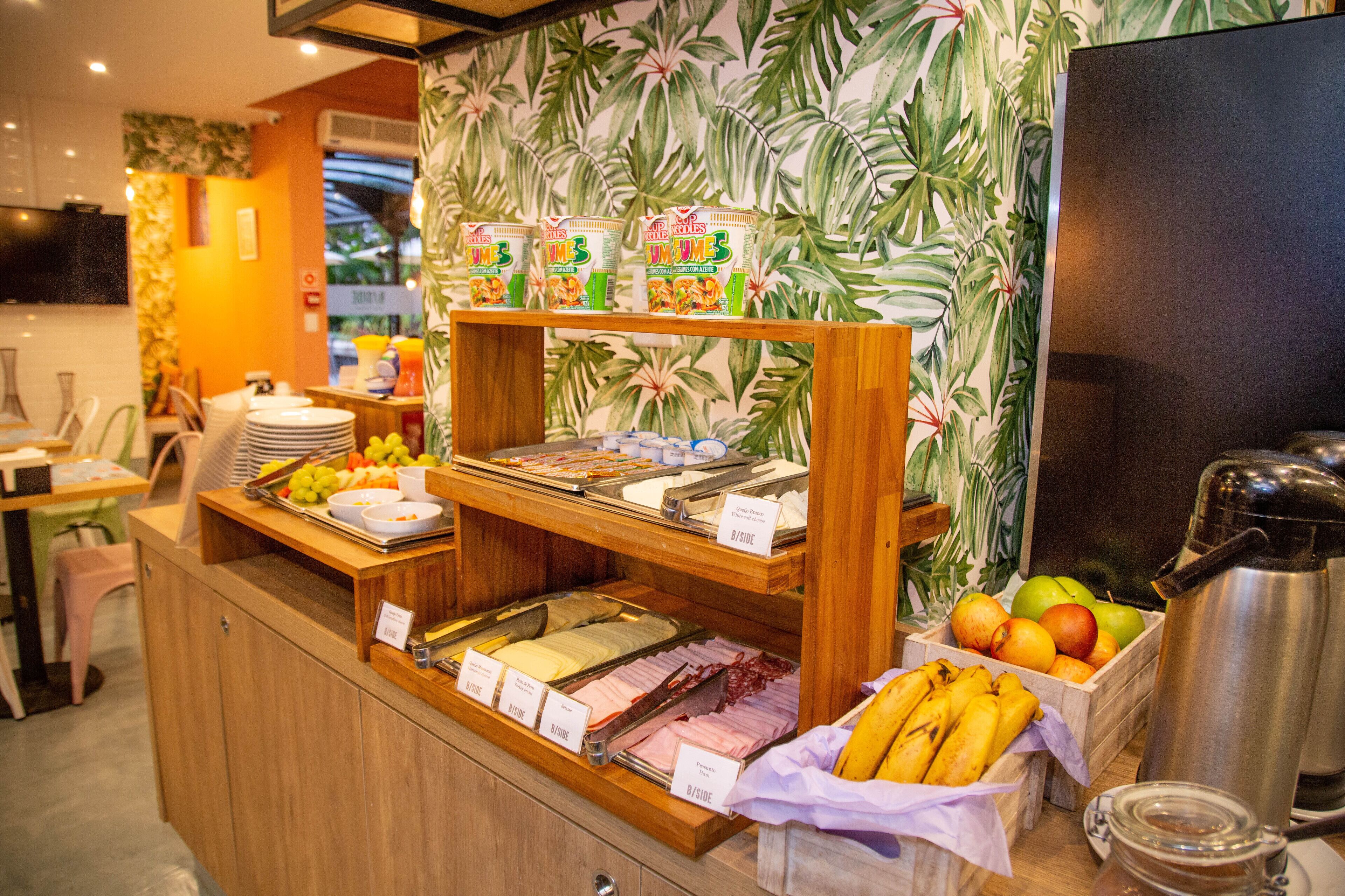 Un comptoir de buffet proposant divers plats et une machine à café.