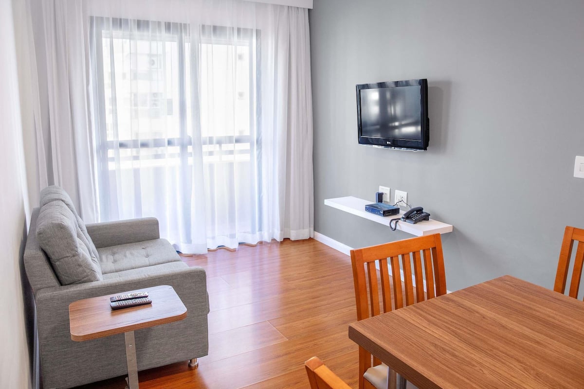 Apartamento Superior com 1 cama casal 2 camas solteiro e 2 banheiros | Minibar, in-room safe, individually decorated, individually furnished