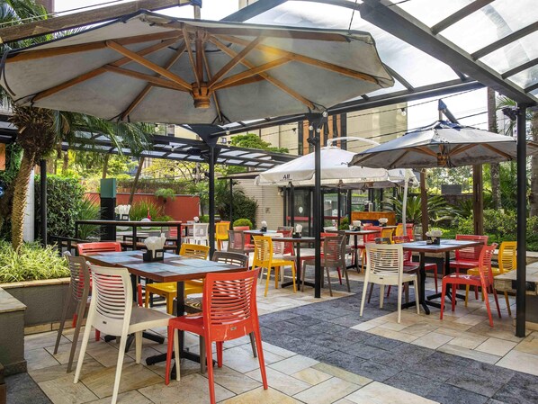 供應早餐、午餐及晚餐