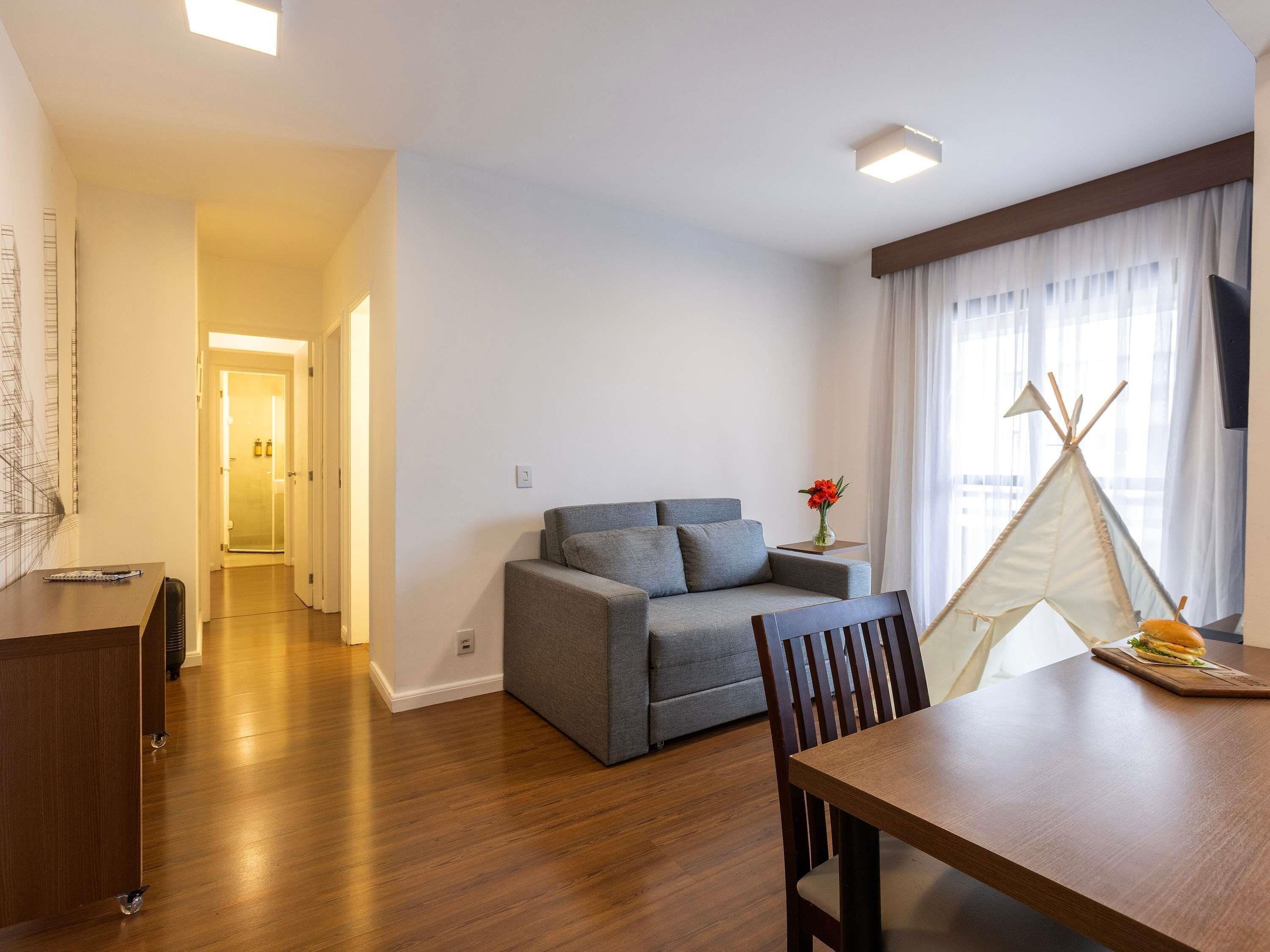 Apartamento Família com 1 camas de casal 1 cama solteiro 1 sofá cama na sala e 2 banheiros | Frigobar, cofres nos quartos, individualmente decorados