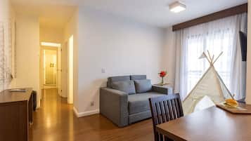 Apartamento Família com 1 camas de casal 1 cama solteiro 1 sofá cama na sala e 2 banheiros | Frigobar, cofres nos quartos, individualmente decorados
