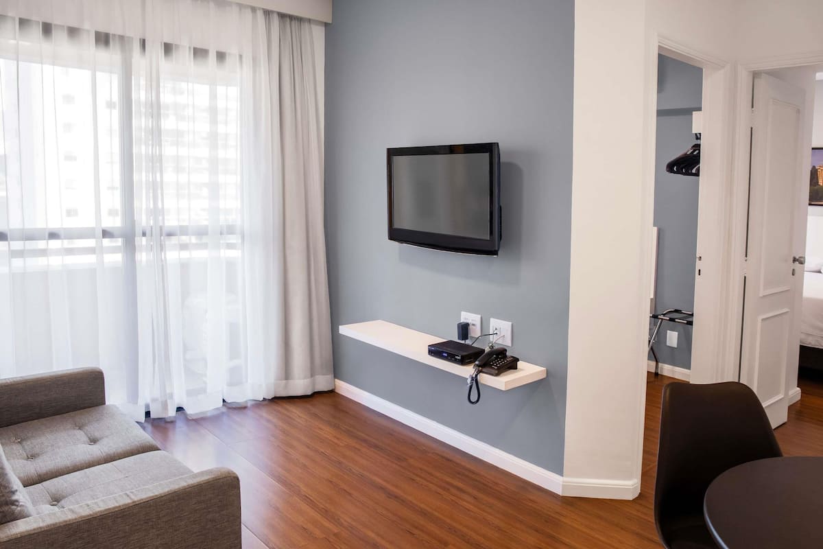 Apartamento Premium, 1 cama casal 1 cama solteiro e 1 banheiro | Minibar, in-room safe, individually decorated, individually furnished