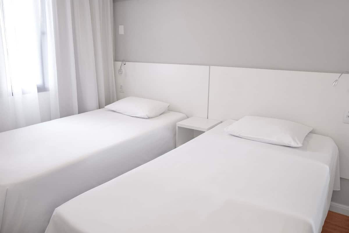 Apartamento Superior com 1 cama casal 2 camas solteiro e 2 banheiros