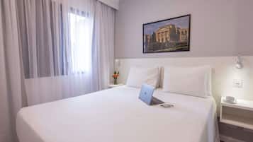 Apartamento Premium, 1 cama casal 1 cama solteiro e 1 banheiro | Minibar, in-room safe, laptop workspace, blackout drapes