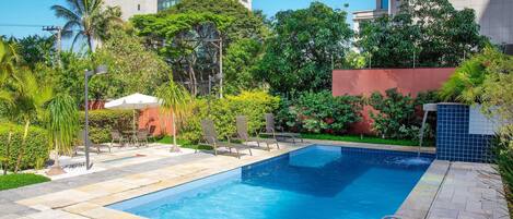 2 kolam renang terbuka, payung kolam, kerusi lepak pantai