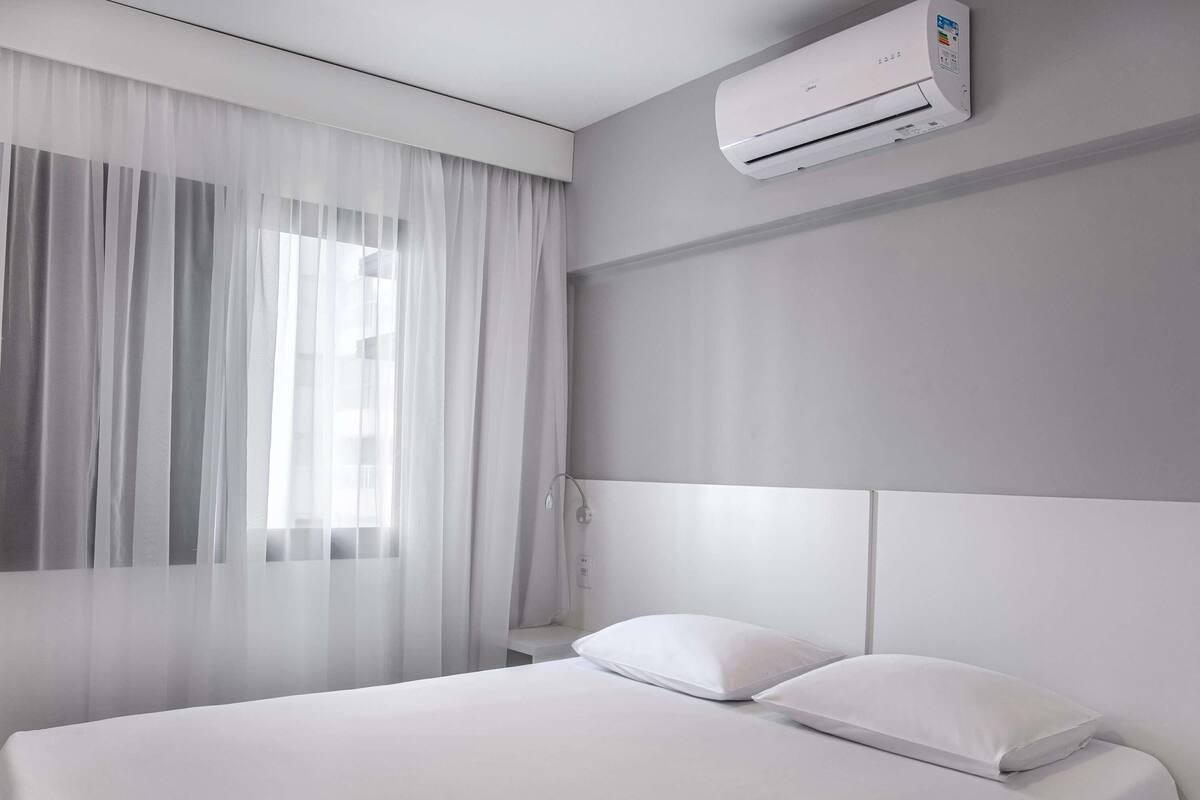 Apartamento superior com 2 camas de casal e 2 banheiros