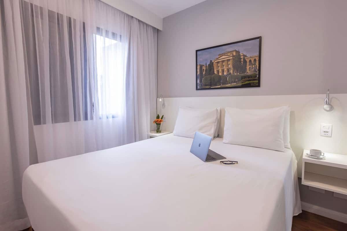 Apartamento Premium, 1 cama casal 1 cama solteiro e 1 banheiro | Minibar, in-room safe, individually decorated, individually furnished