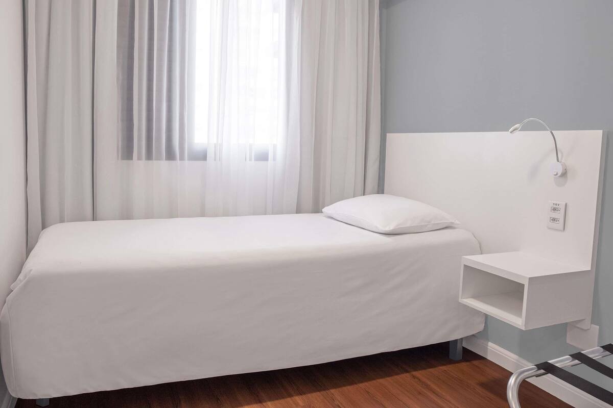 Apartamento Adaptado com 2 camas solteiro e 1 banheiro | Minibar, una cassaforte in camera, postazione laptop, tende oscuranti