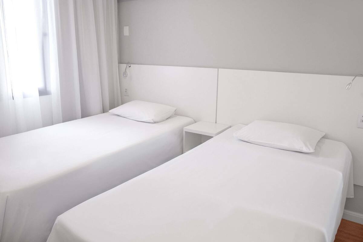 Apartamento Superior com 1 cama casal 2 camas solteiro e 2 banheiros | Een minibar, een kluis op de kamer, individueel gedecoreerd