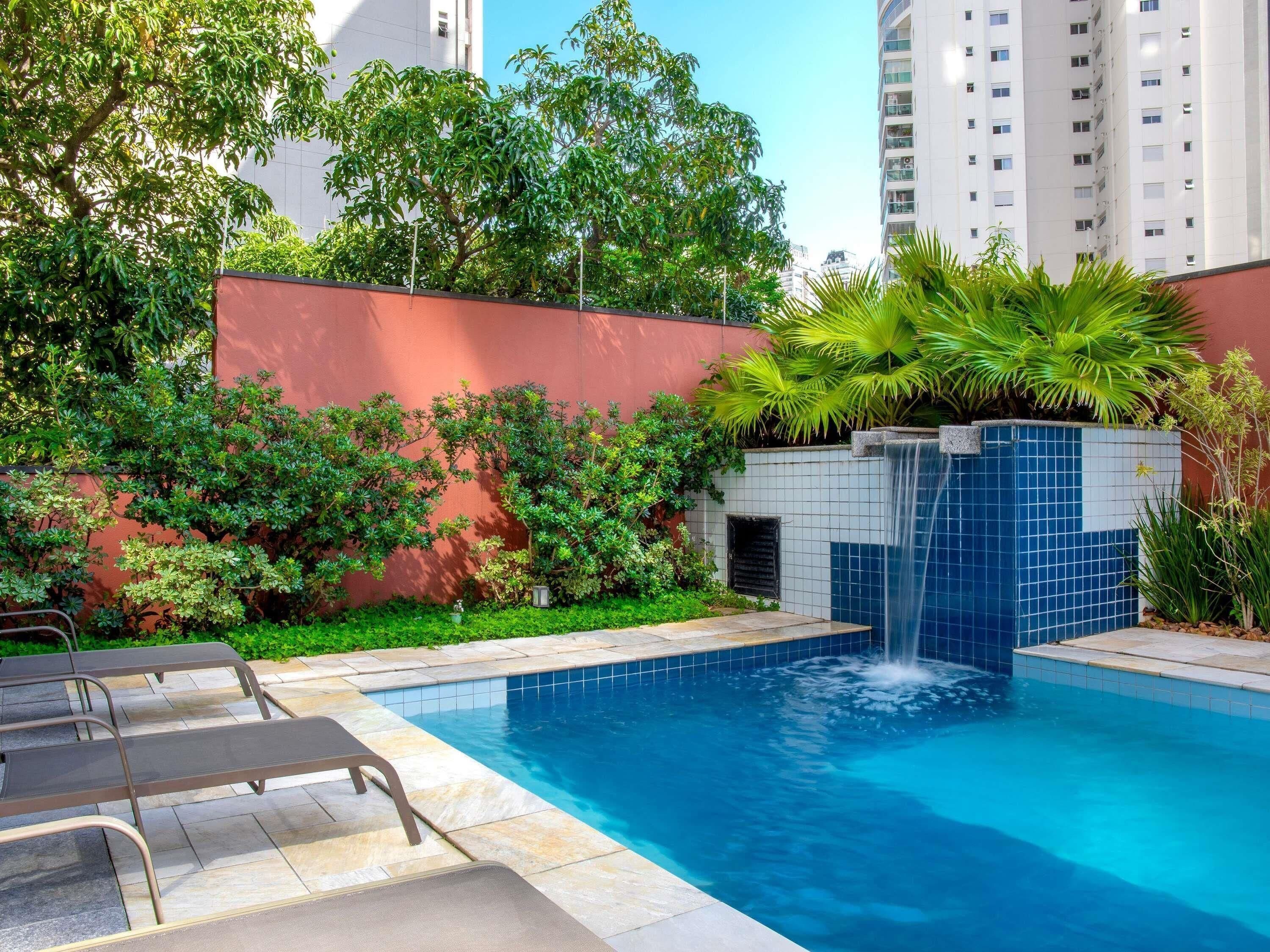 2 piscinas externas, funciona das 6h às 22h, guarda-sóis