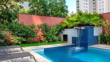 2 piscinas externas, funciona das 6h às 22h, guarda-sóis