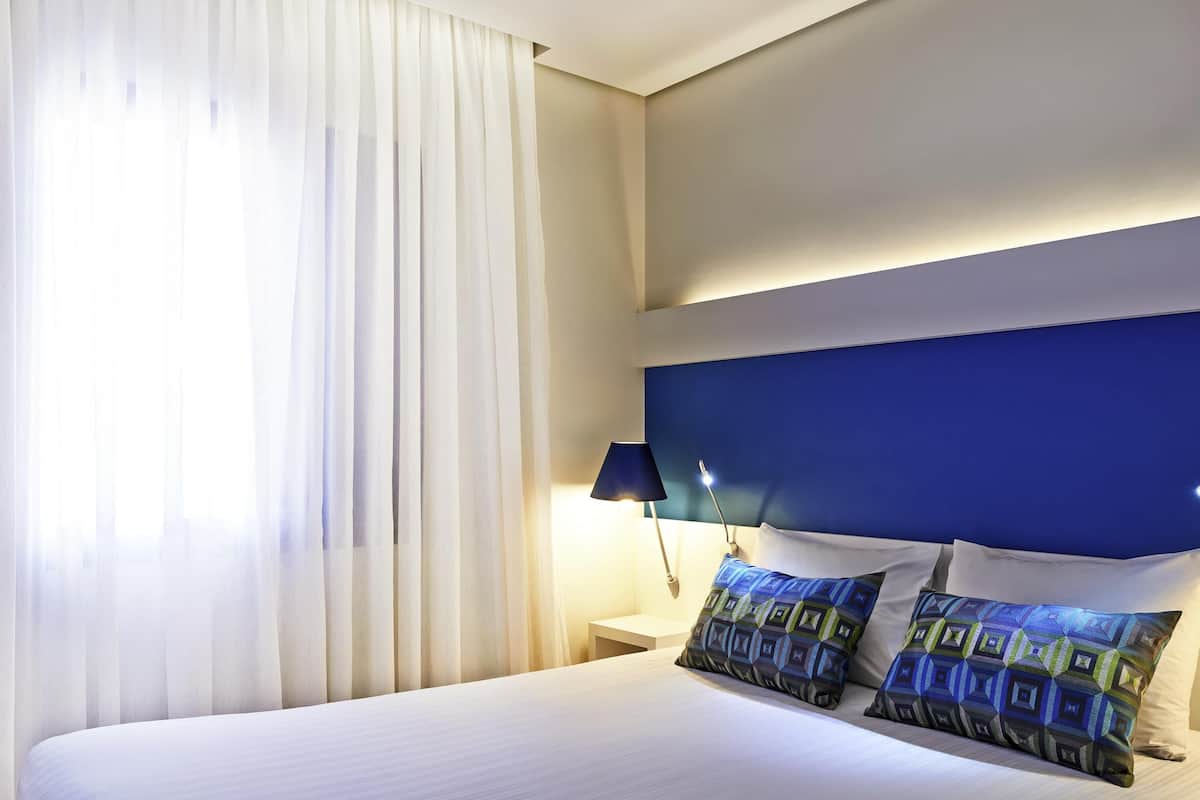 Apartamento Standard, 1 cama casal 1 cama solteiro e 1 banheiro | Minibar, in-room safe, individually decorated, individually furnished