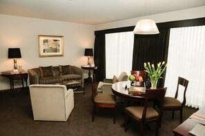 32-inch flat-screen TV with cable channels, TV - Royal Park Hotel Lima (Lima)