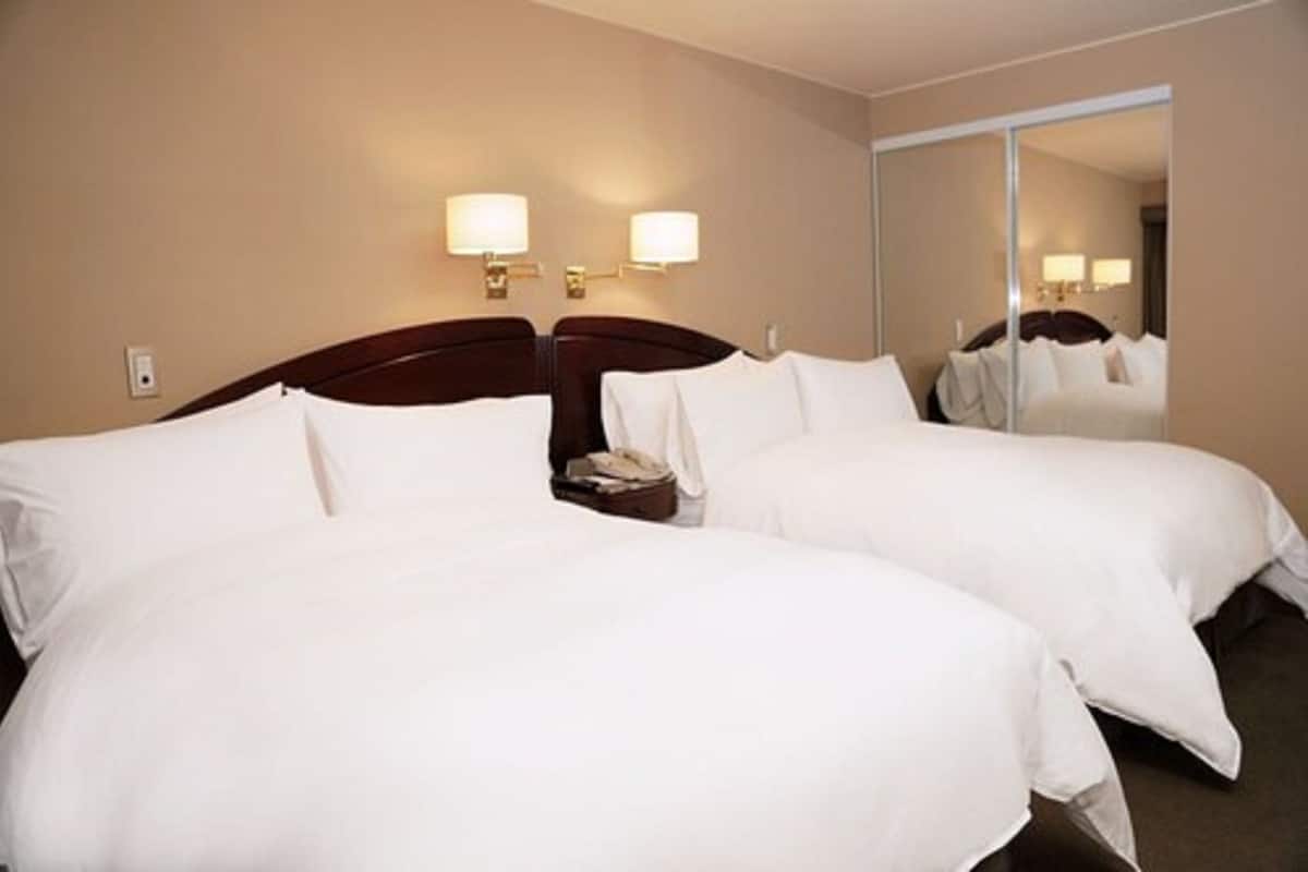 Habitación ejecutiva con 2 camas individuales | Ropa de cama de alta calidad, minibar, caja fuerte y escritorio