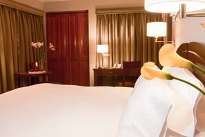 Seprai premium, minibar, brankas, dan meja kerja