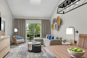 32 インチの薄型テレビ (ケーブル放送視聴可)、テレビ、書庫