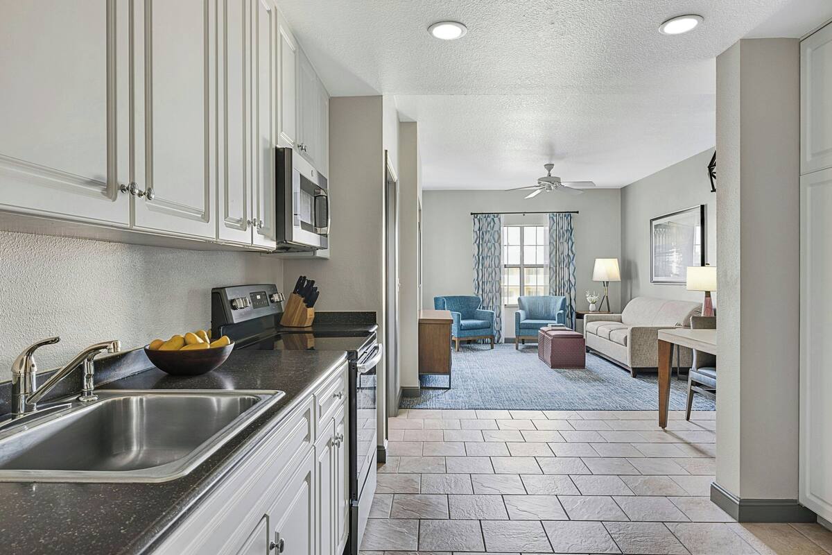 Villa, 1 soverom (Full Kitchen) | Oppholdsområde | En 32-tommers Flatskjerm-TV med kabel-kanaler samt TV og bøker