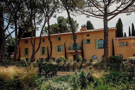 Front of property. Le Mas Candille