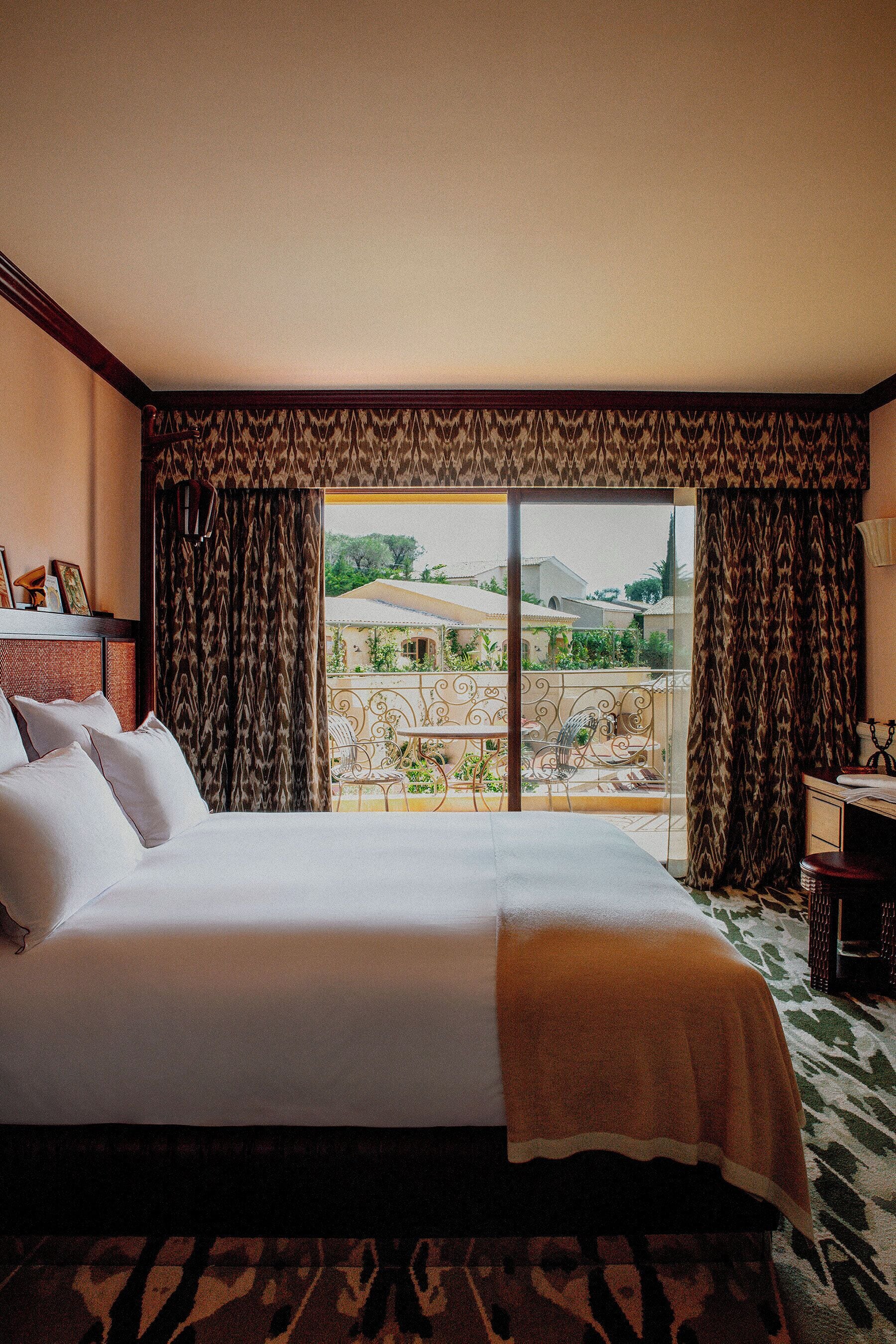 room, pool view | hypo-allergenic bedding, minibar, in-room safe, soundproofing