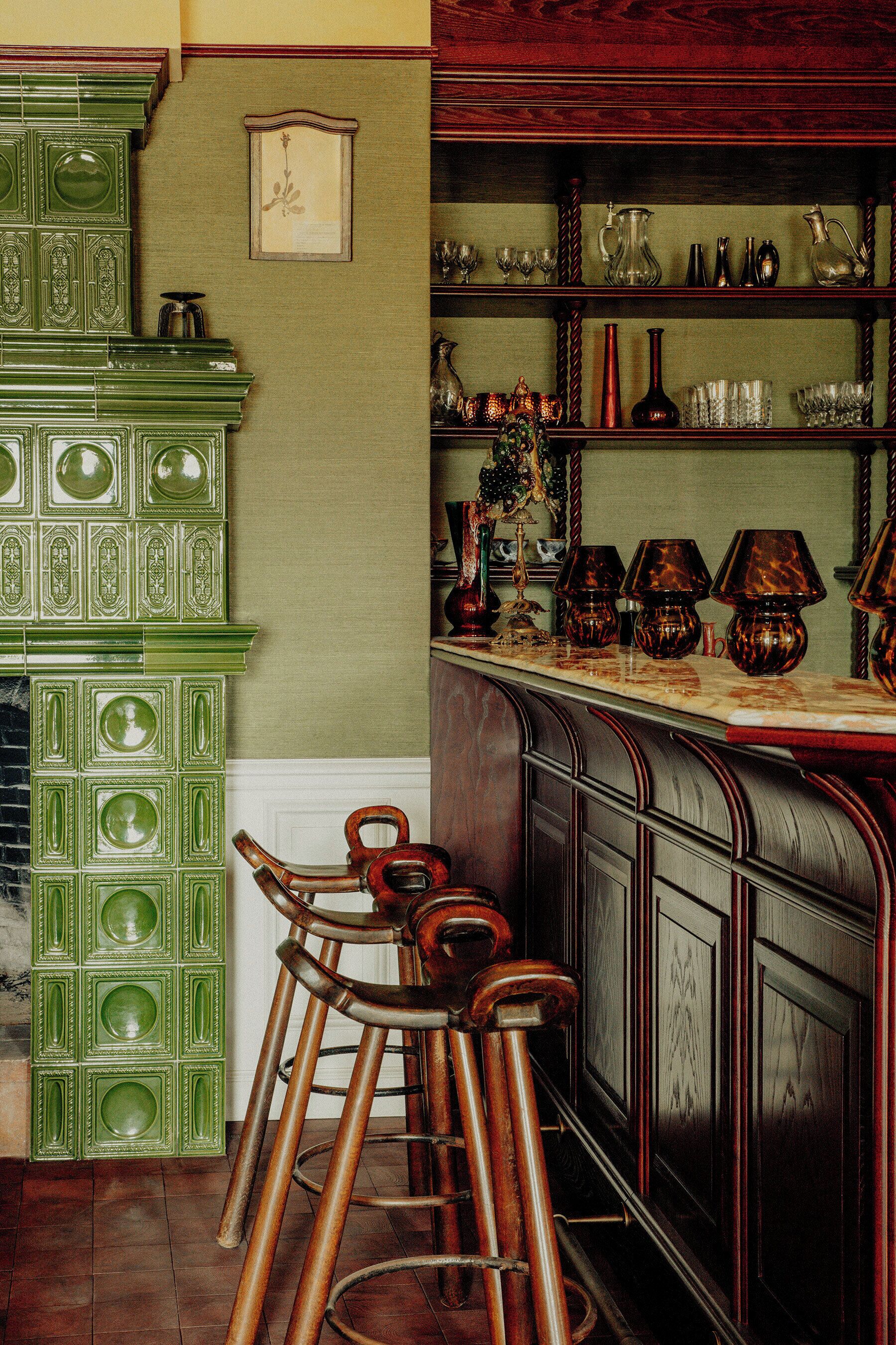 2 bars/lounges, poolside bar