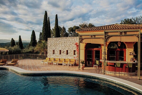 Poolside bar