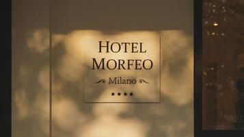 Señal para HOTEL MORFEO en Milán con una calificación de tres estrellas.