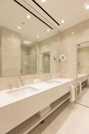 Shower, free toiletries, hair dryer, slippers - Hotel Morfeo (Milan)