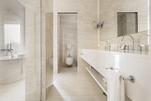 Suite | Bathroom | Shower, free toiletries, hair dryer, slippers