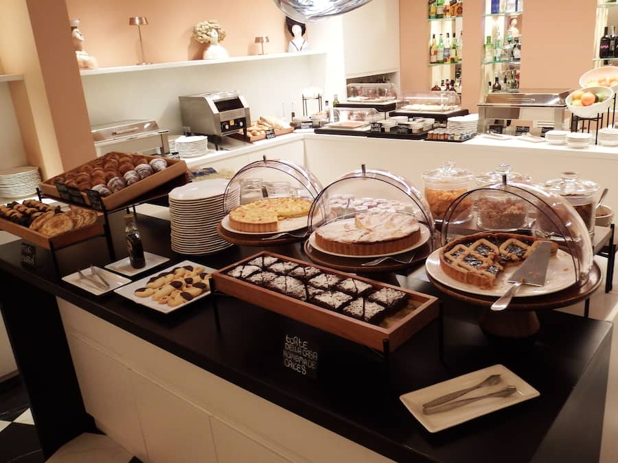 Café da manhã com buffet todos os dias (EUR 25.00 por pessoa)