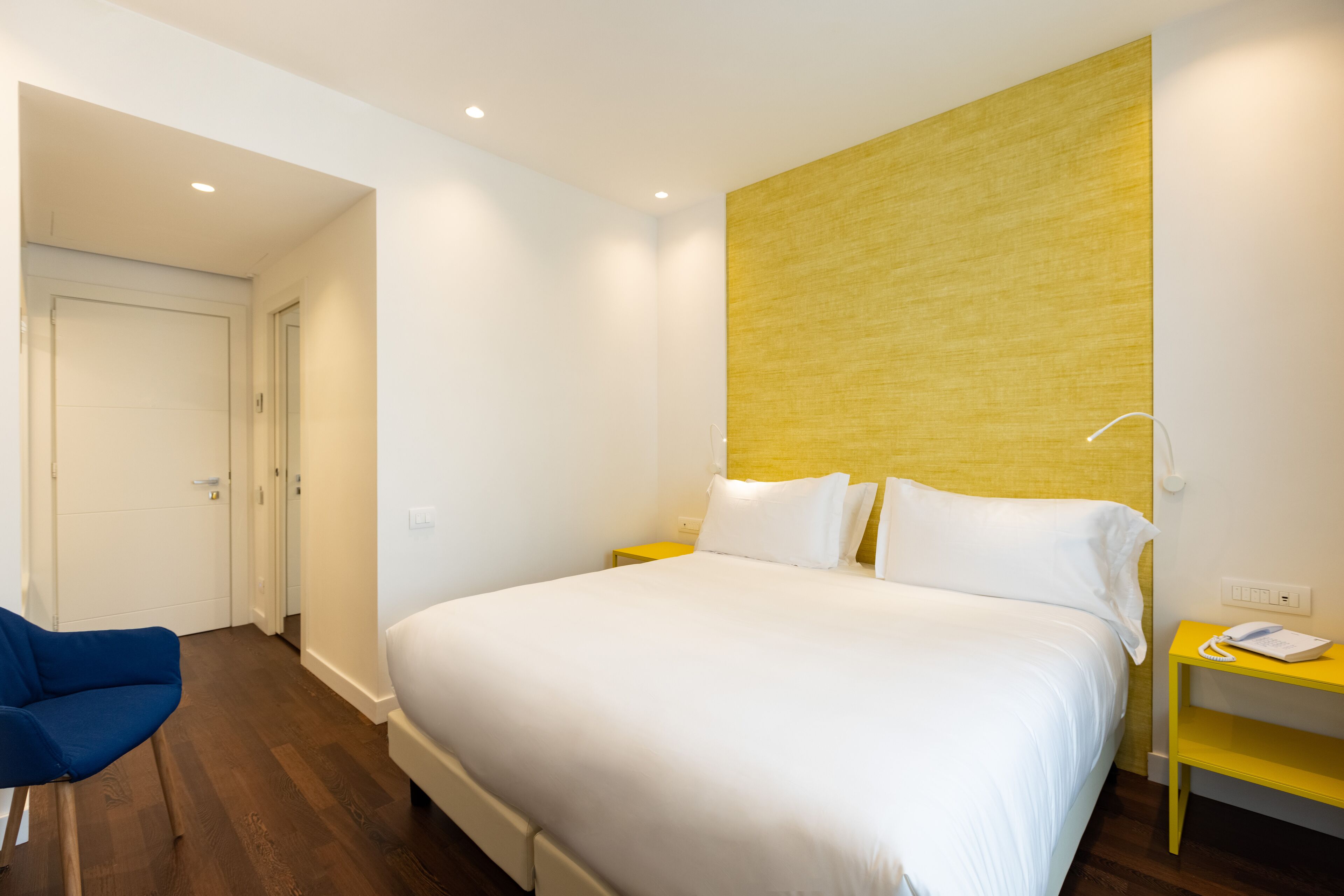 Daunenbettdecken, Betten mit Memory-Foam-Matratzen, Minibar, Zimmersafe