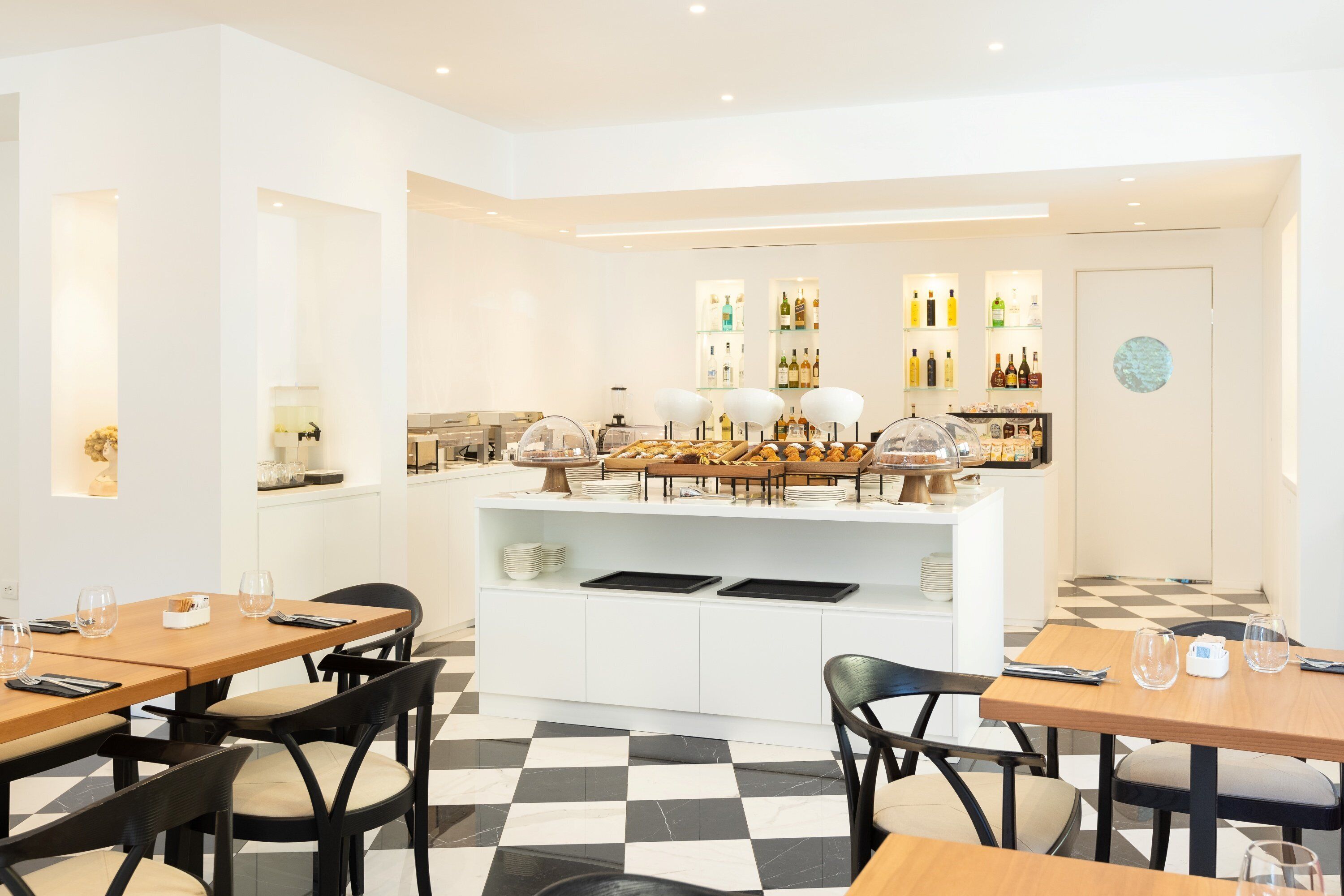 供应早餐、午餐和晚餐