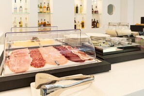 Colazione a buffet, servita tutte le mattine (25.00 EUR a persona) 