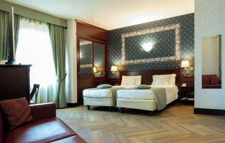 Junior Suite | Hypo-allergenic bedding, minibar, in-room safe, individually furnished