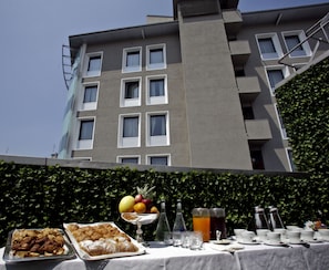 Breakfast, lunch, dinner served; international cuisine