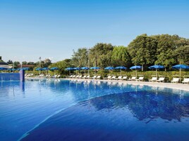 Una piscina al aire libre de temporada