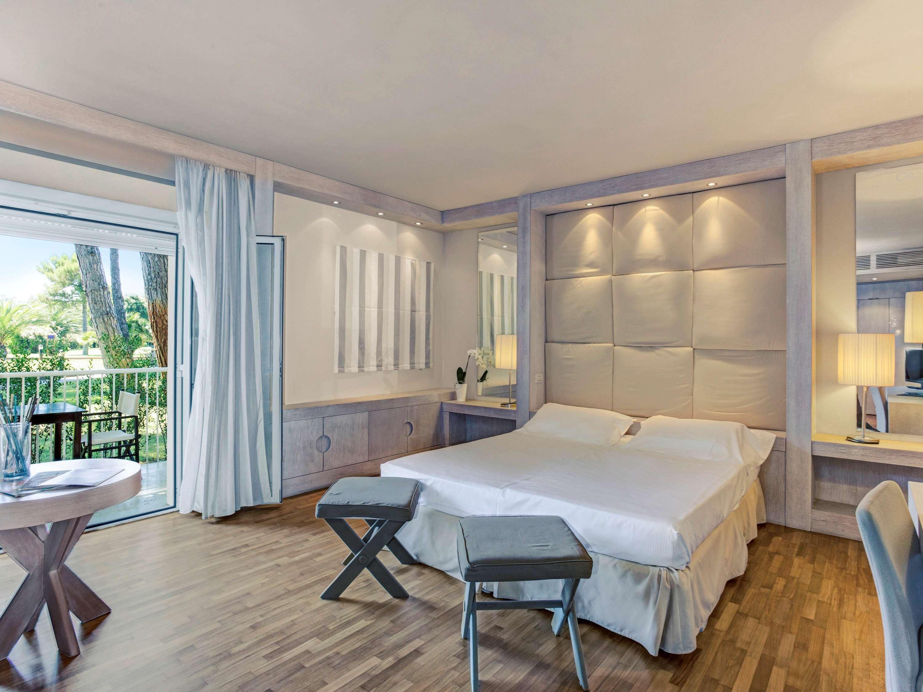 Een minibar, een kluis op de kamer, een bureau, verduisterende gordijnen