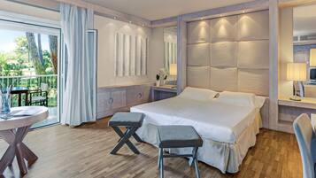 Een minibar, een kluis op de kamer, een bureau, verduisterende gordijnen