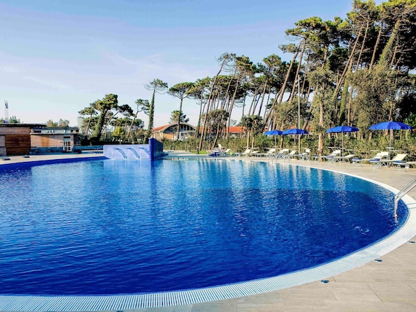 Una piscina al aire libre de temporada