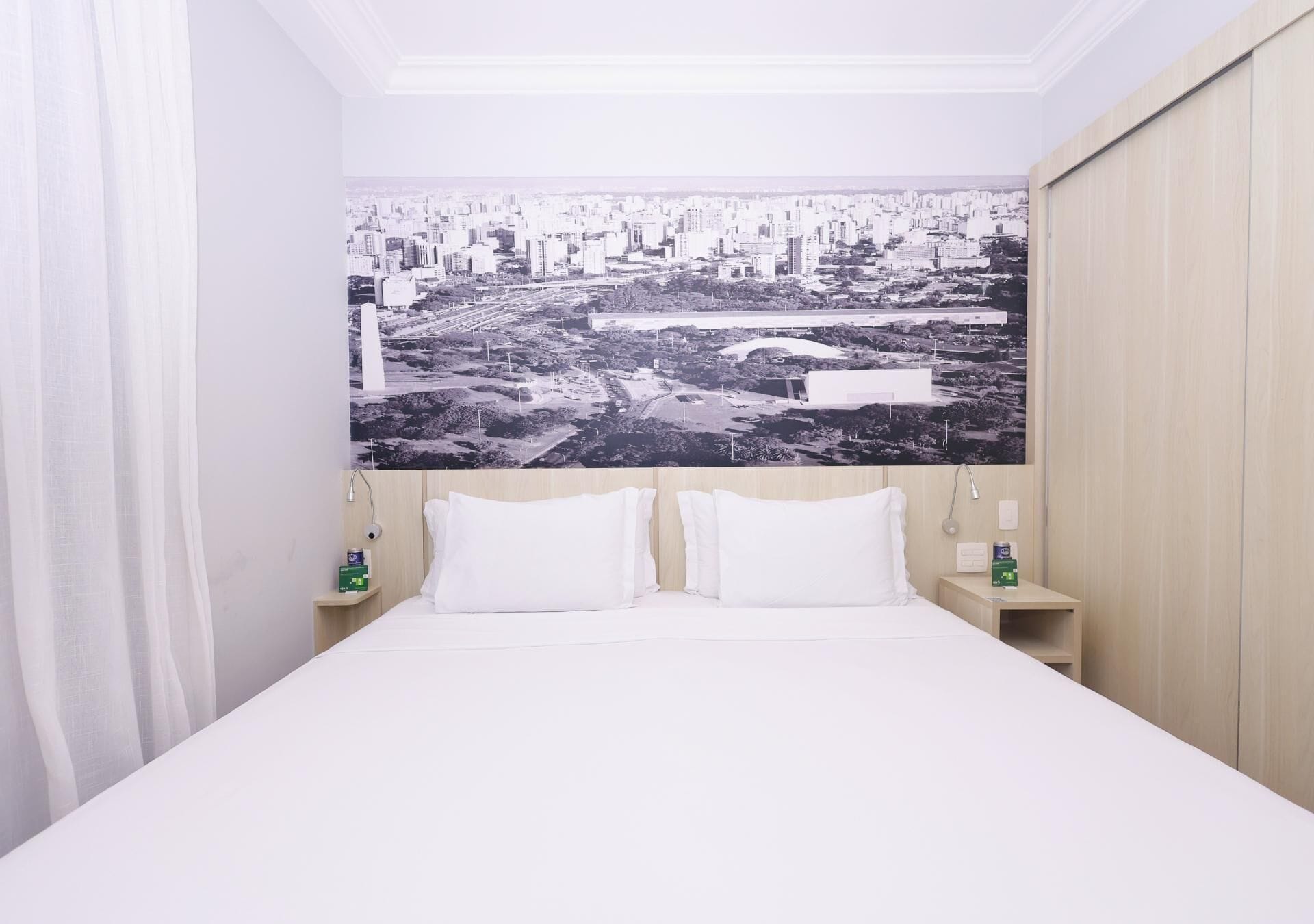 Ropa de cama hipoalergénica, minibar, caja fuerte y escritorio