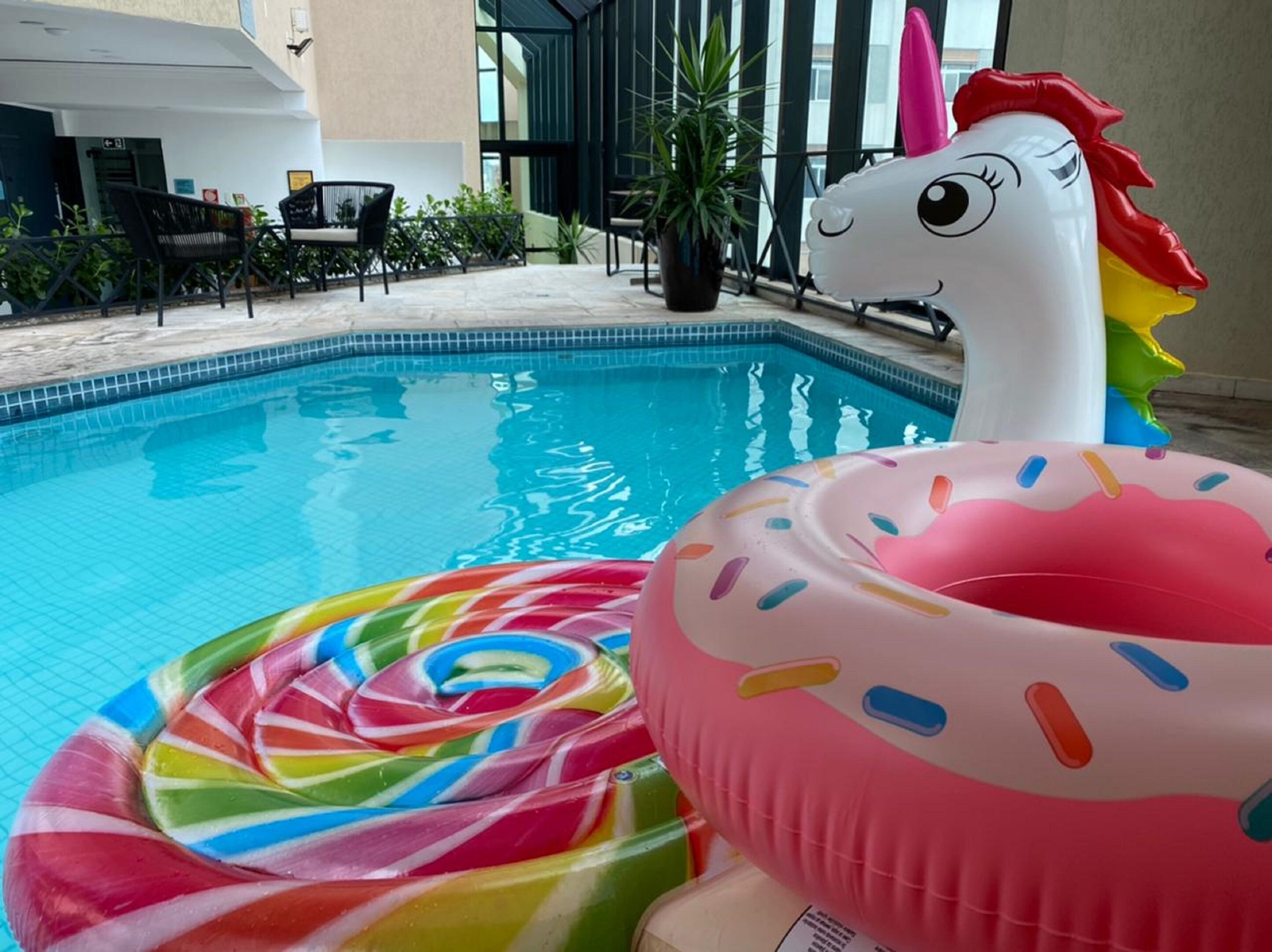 室内游泳池，日光浴躺椅