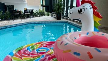 Piscina interna, espreguiçadeiras