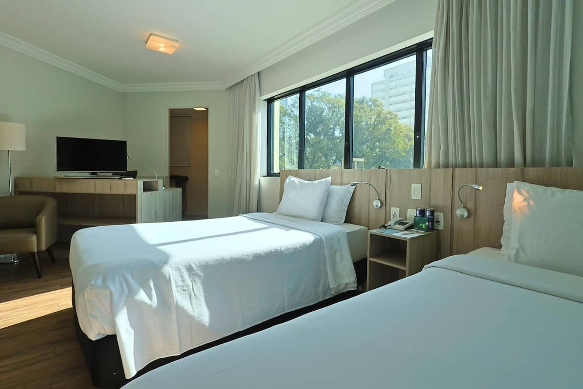 Literie hypoallergénique, minibar, coffres-forts dans les chambres