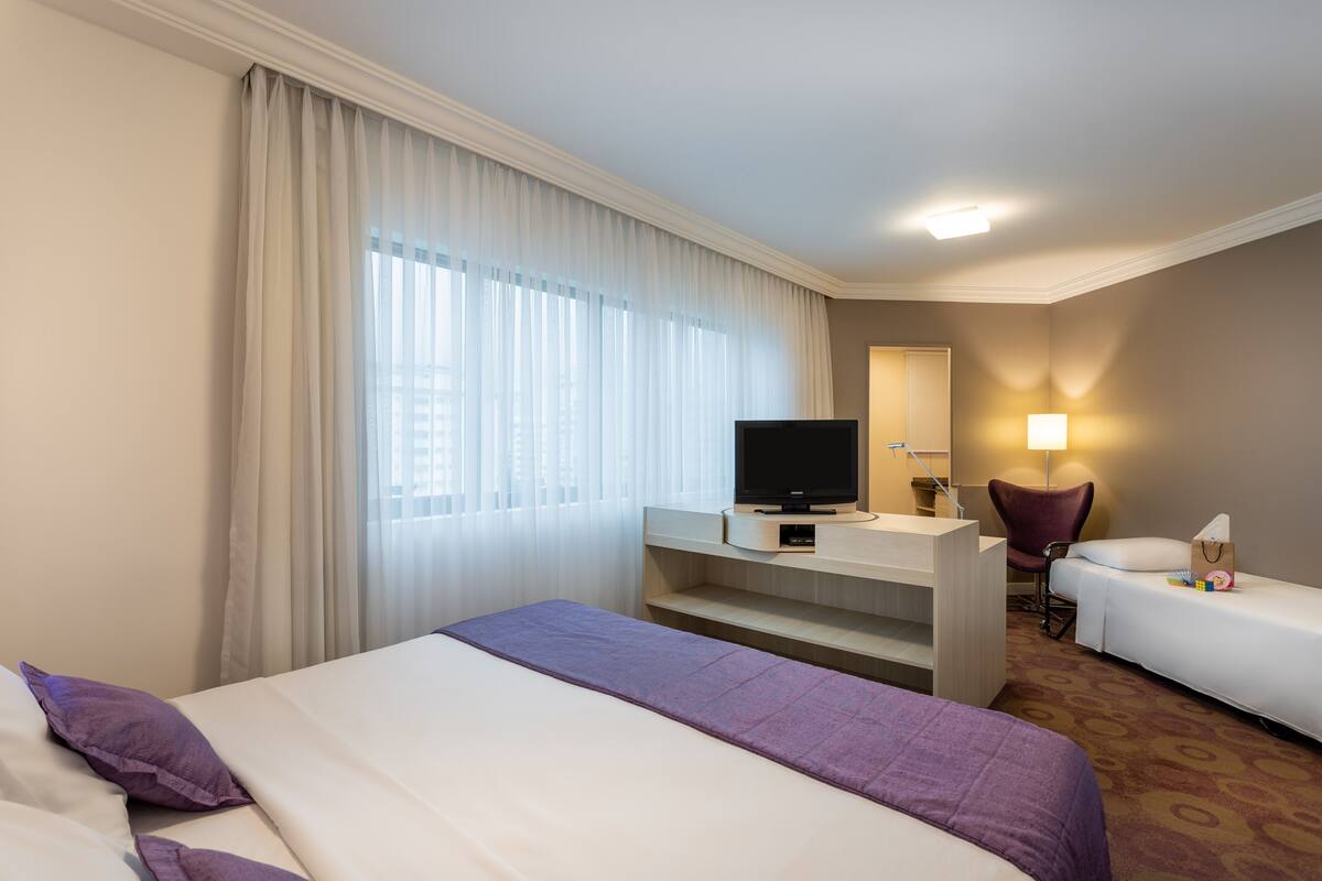 Hypo-allergenic bedding, minibar, in-room safe, desk