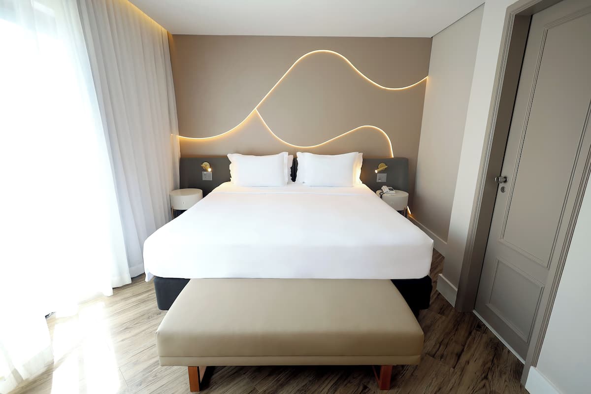 Quarto Business Class King | Allergikerbettwaren, Minibar, Zimmersafe, Schreibtisch