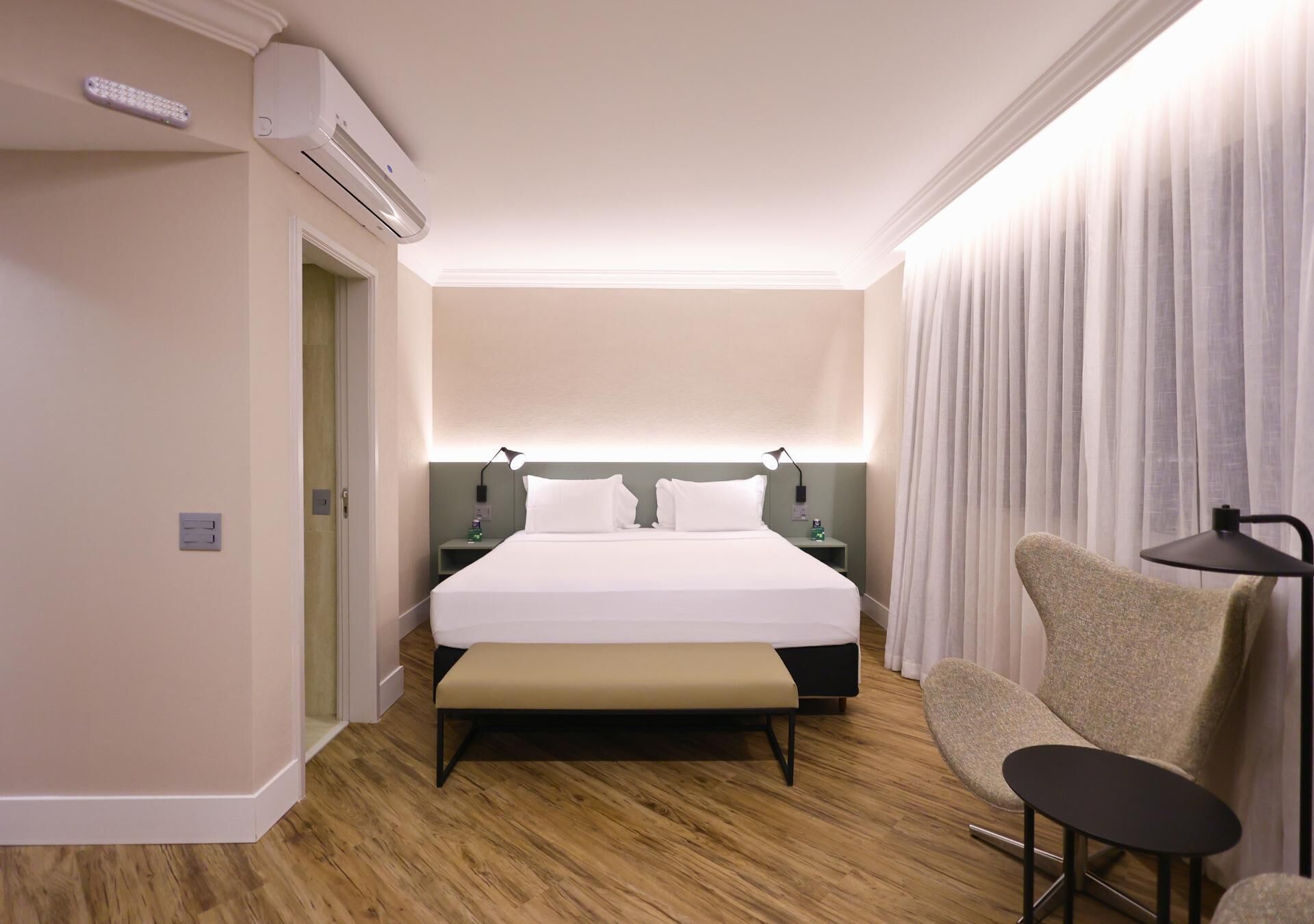 Hypo-allergenic bedding, minibar, in-room safe, desk