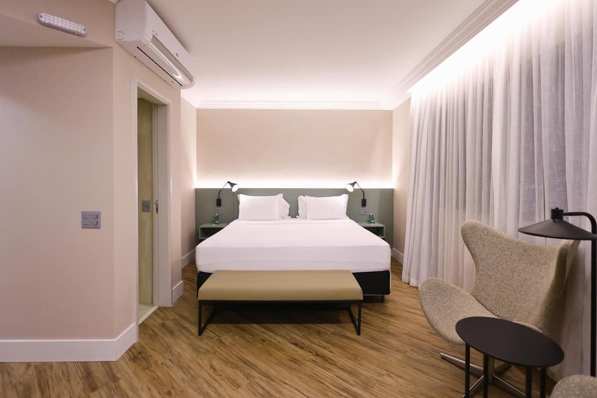 Hypo-allergenic bedding, minibar, in-room safe, desk