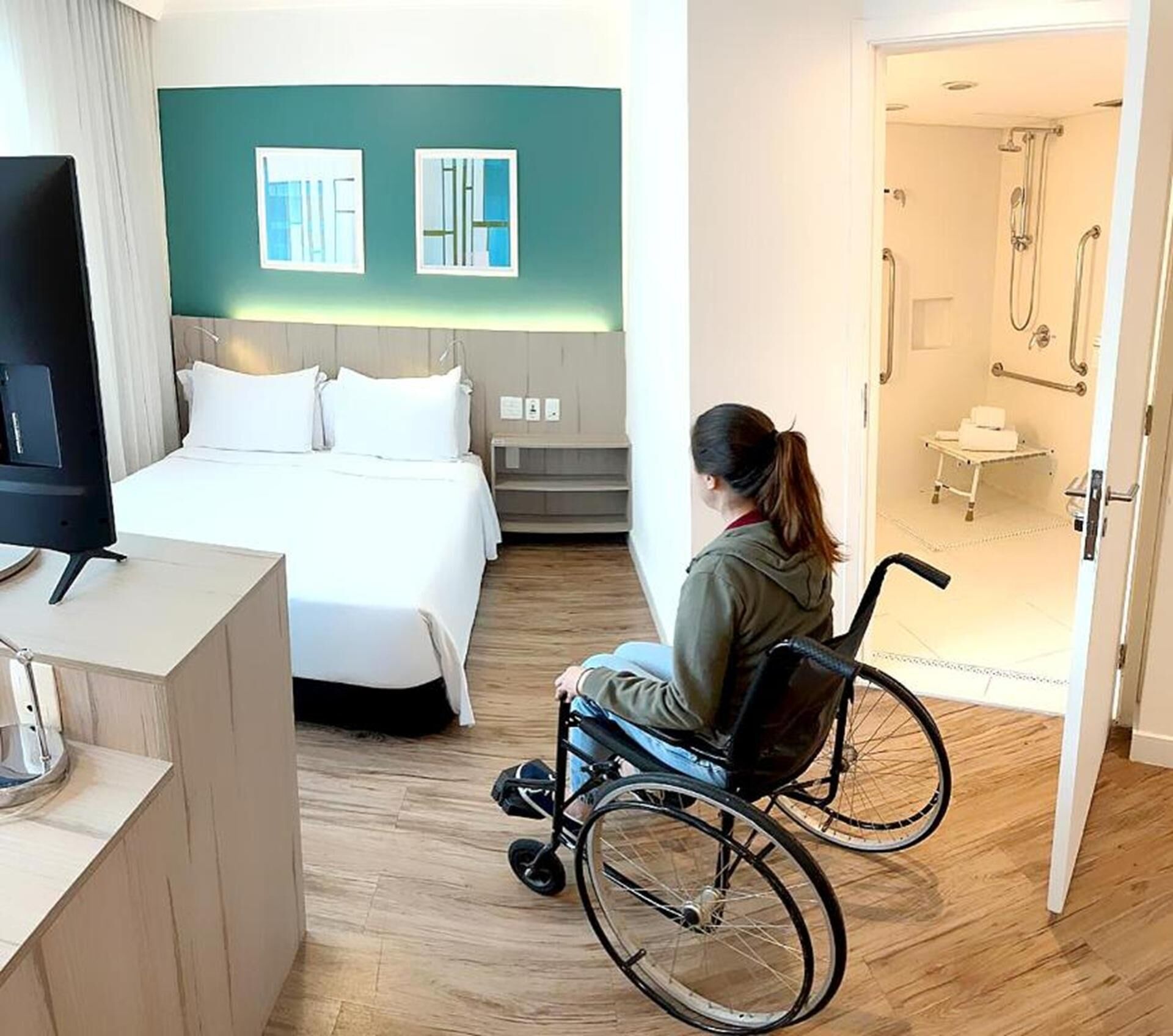 Ropa de cama hipoalergénica, minibar, caja fuerte y escritorio