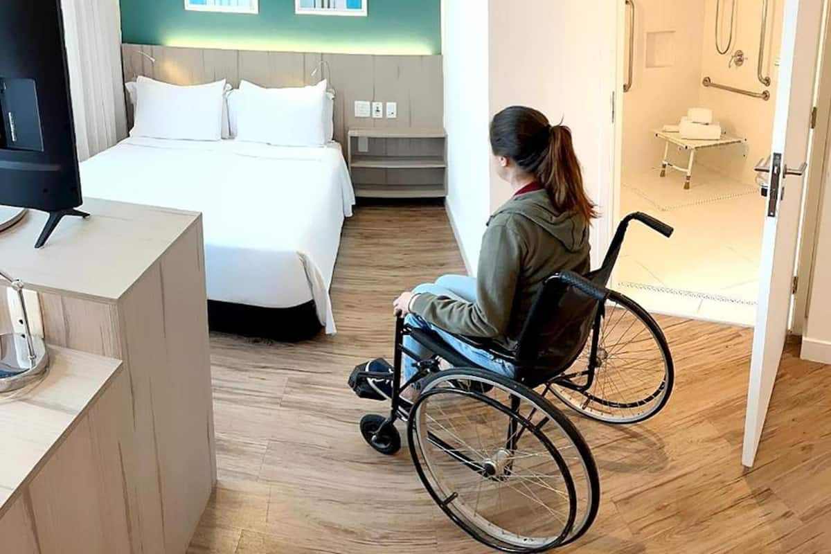 Allergitestade sängkläder, minibar och värdeförvaringsskåp på rummet