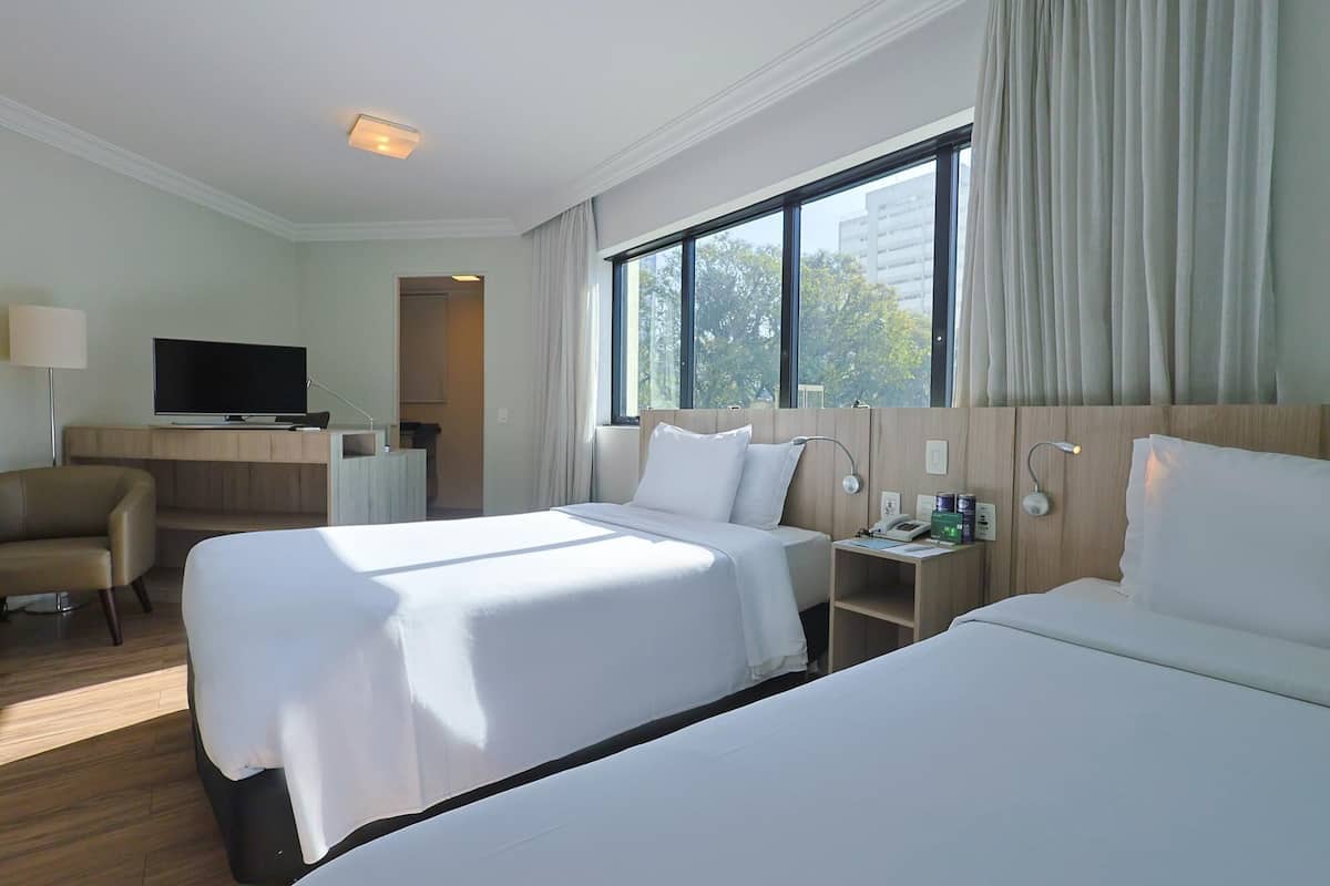 Allergikerbettwaren, Minibar, Zimmersafe, Schreibtisch